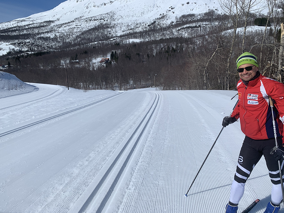 Rune Skog viser frem trikkeskinnene i skiløypa i Bjerkvik